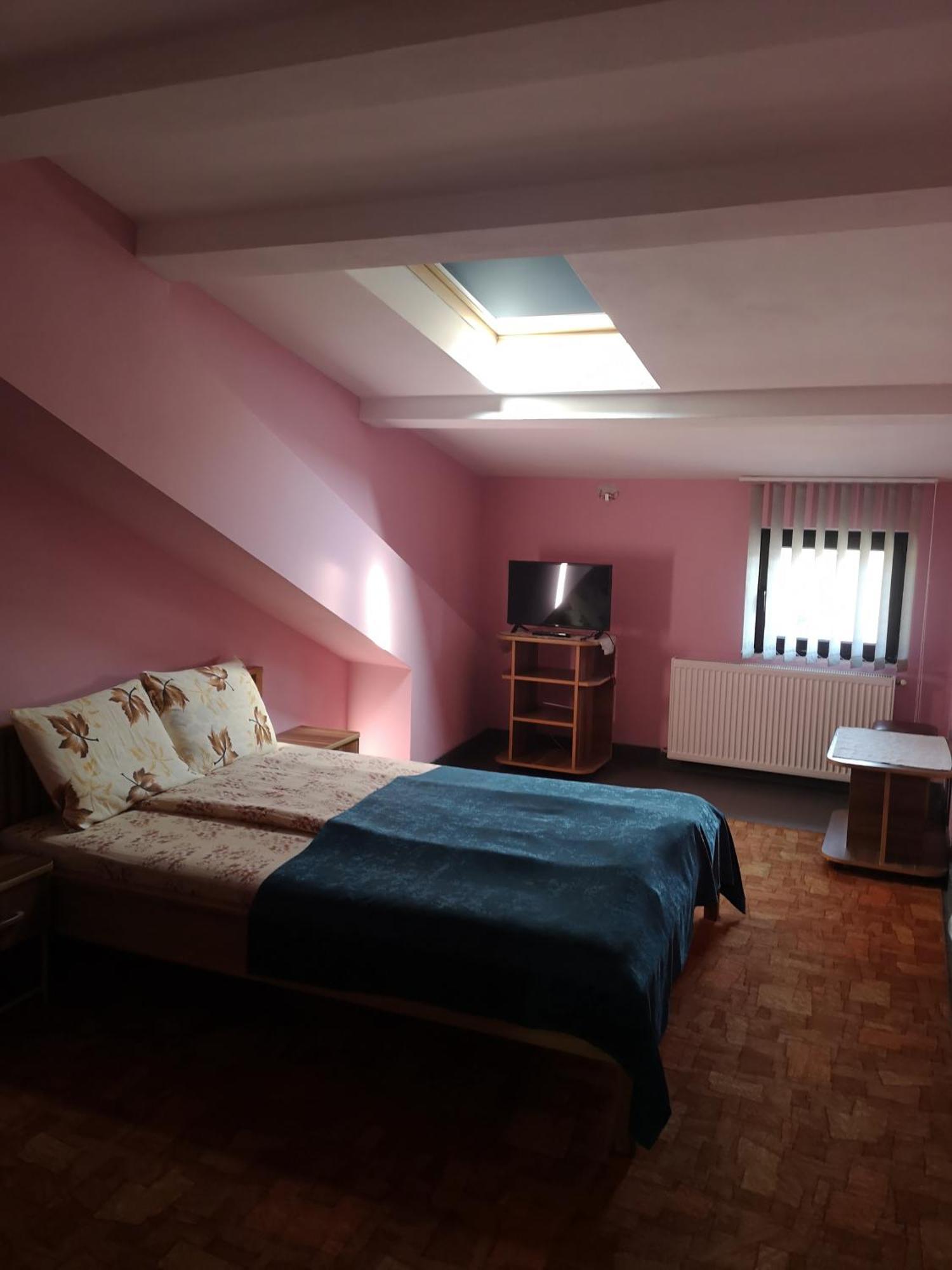 Pensiunea Mikelis International Hotell Curtea de Argeş Eksteriør bilde